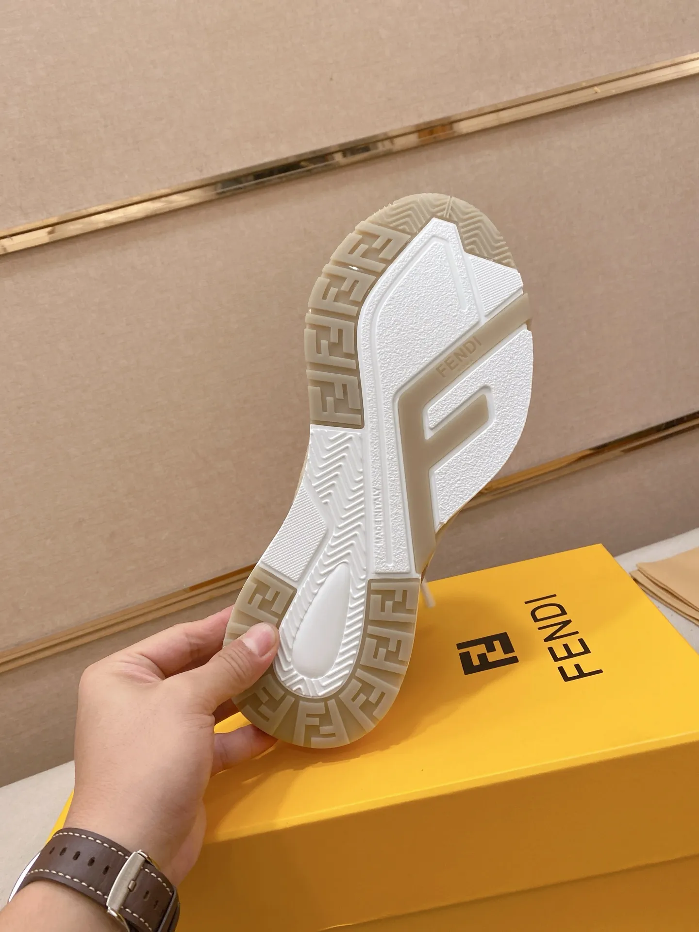 Factory price: 540💰(high version) [Fendi] Fendi’s latest casual shoes for men! Available at counters simultaneously! A one-to-one replica of the original. Made entirely of imported top-grain calfskin, the interior is made of top-grain water-dyed cowhide, and the original factory-supplied rubber outsole. Leading new fashion concepts. Matching code: 38-44 can be customized, 45 is not returnable!